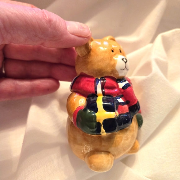 Vintage Christmas Teddy Bear Bearing Gifts Salt & Pepper Shakers - Picture 11 of 12